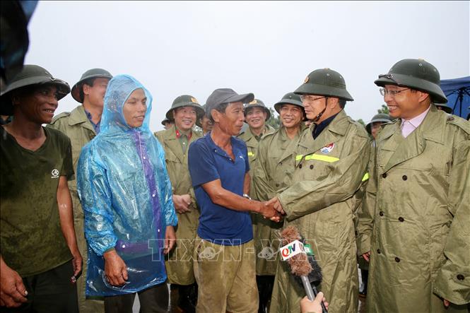 Phó thủ tướng Trịnh Đình Dũng kiểm tra công tác phòng, chống bão số 3 tại Quảng Ninh